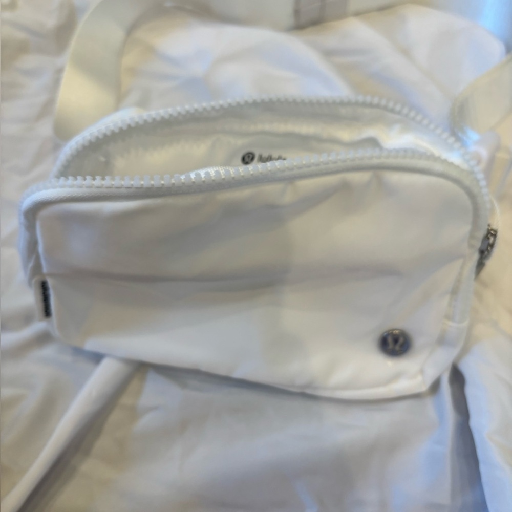 Lululemon White Everywhere Belt Bag Brand New - Picture 2 of 2